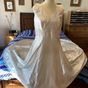 6) Wedding Gown: Lovely Lace